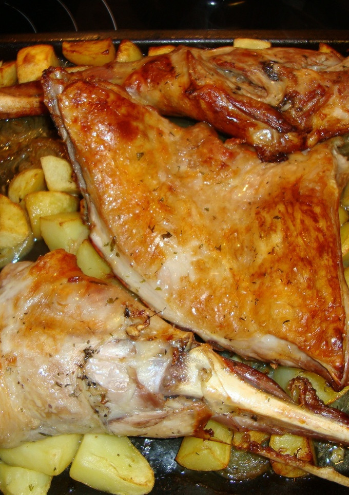 Una foto de Cordero con patatas de la Sra. Gregoria