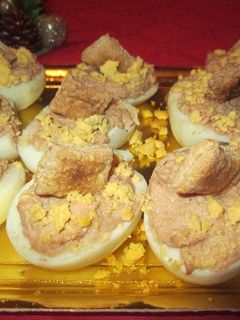 Una foto de Huevos rellenos con crema de atún y crocantes
