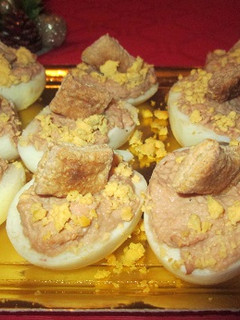 Una foto de Huevos rellenos con crema de atún y crocantes