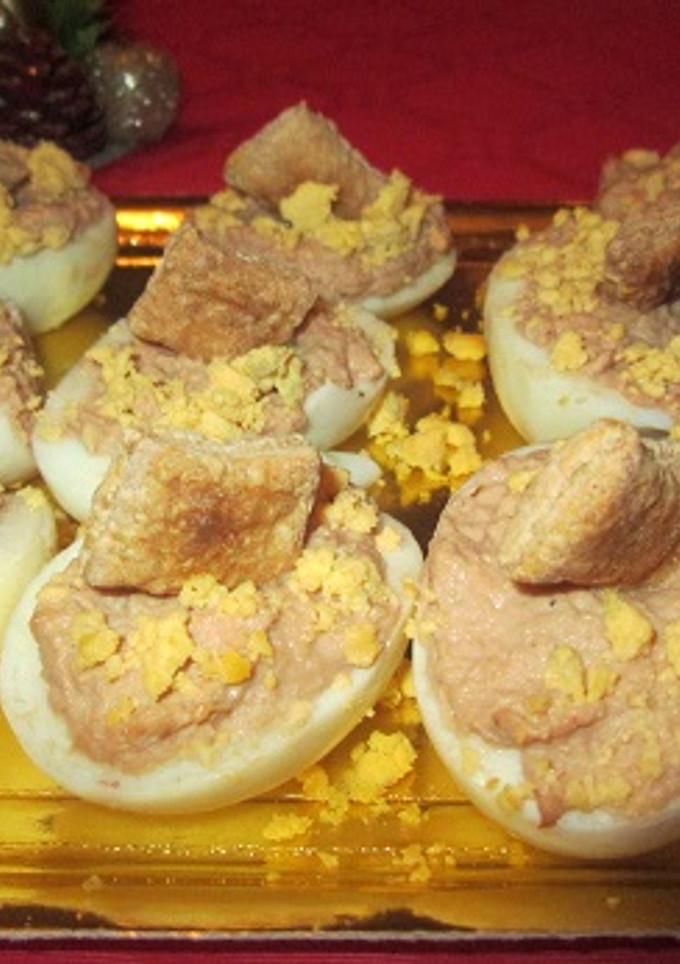 Una foto de Huevos rellenos con crema de atún y crocantes