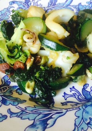 Una foto de Revuelto de sepia con verduras