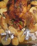 Pollo relleno con patatas jugosas