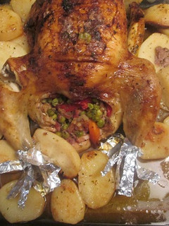 Una foto de Pollo relleno con patatas jugosas