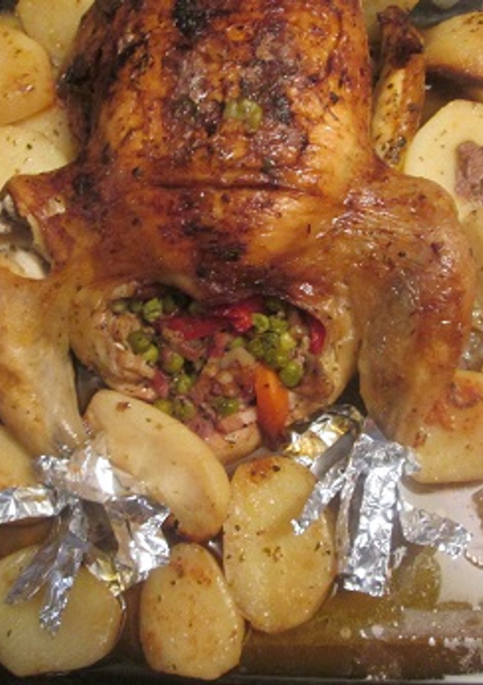 Una foto de Pollo relleno con patatas jugosas