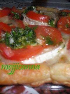 Una foto de Hojaldre de queso de cabra y tomate