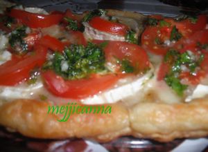 Una foto de Hojaldre de queso de cabra y tomate