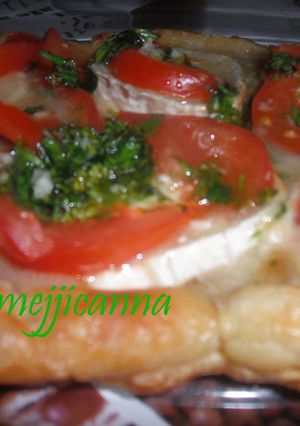 Una foto de Hojaldre de queso de cabra y tomate