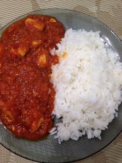 Una foto de Curry rojo de pollo con arroz