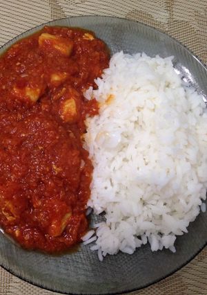 Una foto de Curry rojo de pollo con arroz