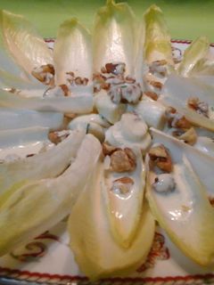 Una foto de Ensalada de endibias, nueces y roquefort