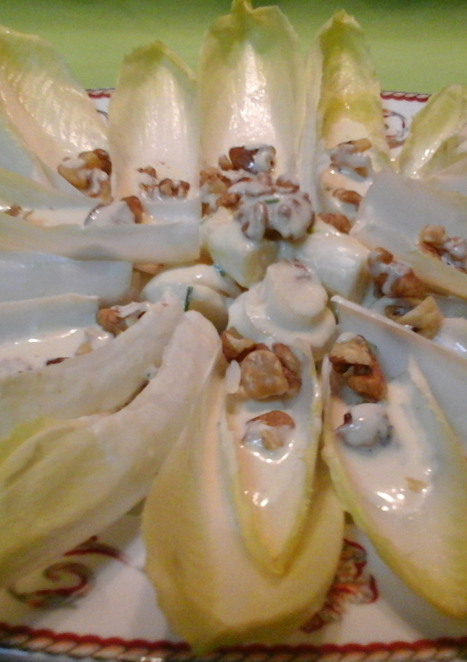 Una foto de Ensalada de endibias, nueces y roquefort 