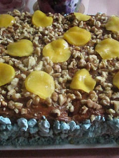 Una foto de Súper tarta de hojaldre con dulce de leche, nueces y duraznos
