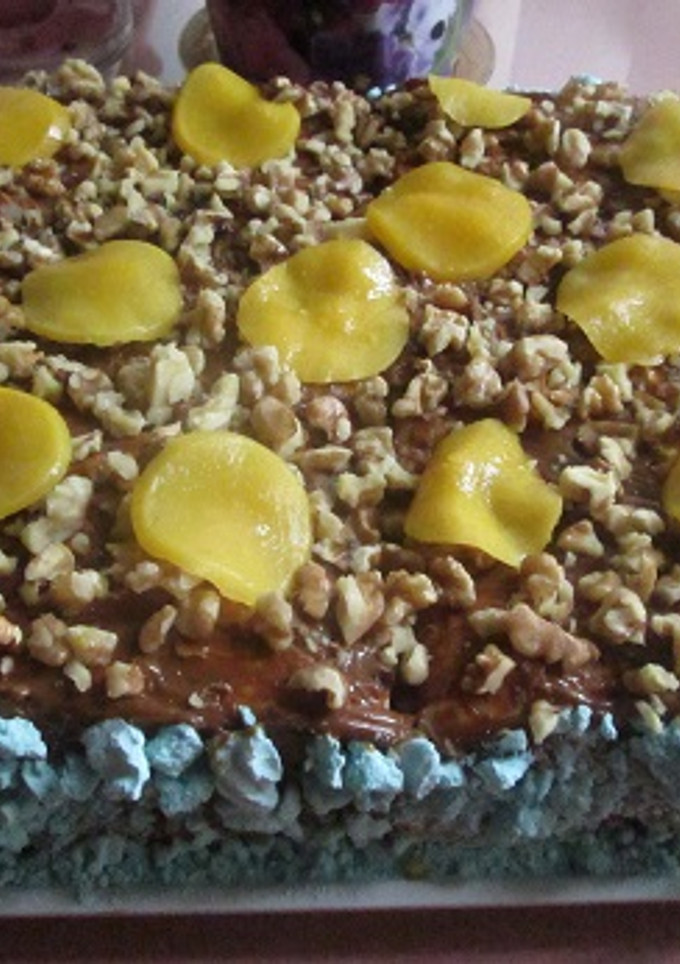 Una foto de Súper tarta de hojaldre con dulce de leche, nueces y duraznos