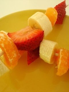 Una foto de Brocheta de fruta fresca