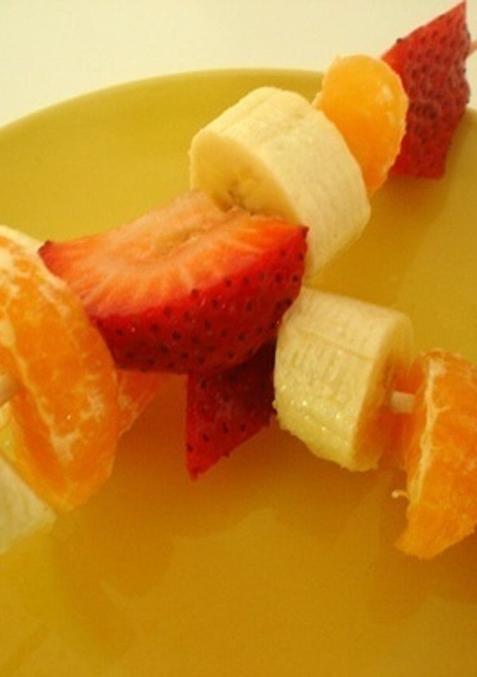 Una foto de Brocheta de fruta fresca