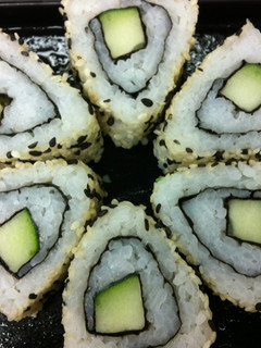 Una foto de Sushi con verduras