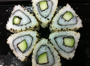 Una foto de Sushi con verduras