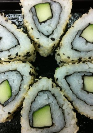 Una foto de Sushi con verduras