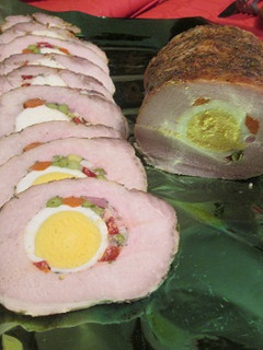 Una foto de Cerdo mechado con huevos, beicon y verduras