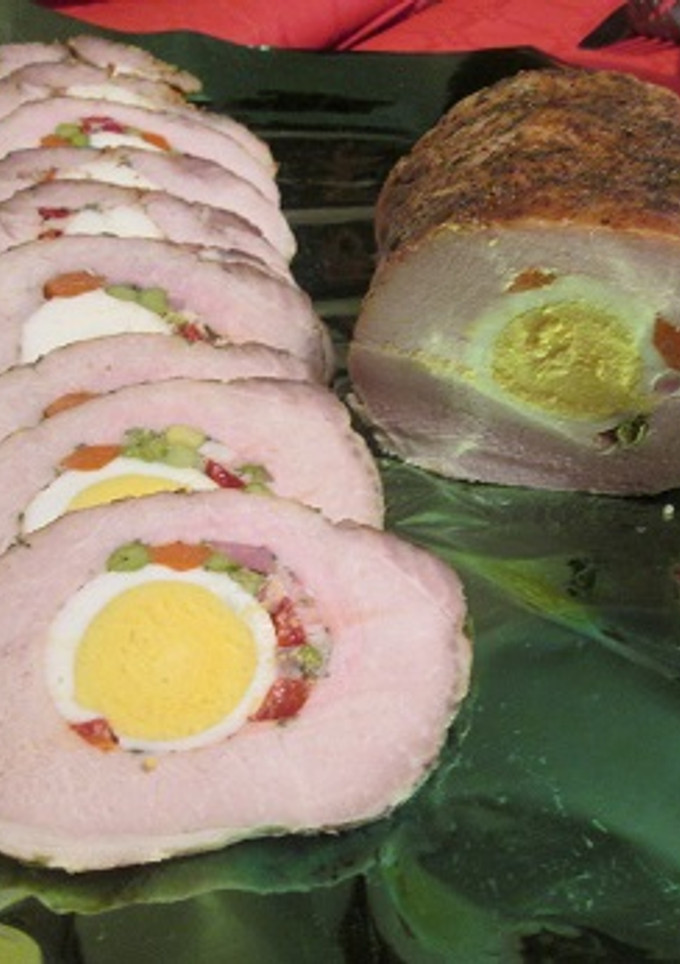Una foto de Cerdo mechado con huevos, beicon y verduras