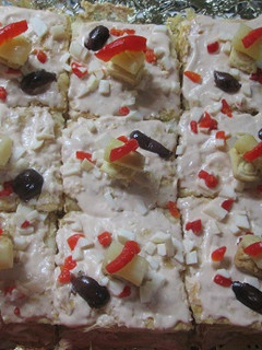 Una foto de Tartitas crocantes con crema de pollo y salsa rosa