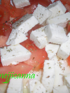 Una foto de Tomates y queso fresco