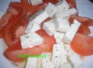 Una foto de Tomates y queso fresco