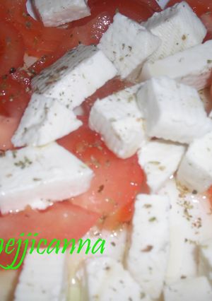 Una foto de Tomates y queso fresco