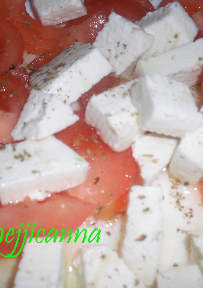 Una foto de Tomates y queso fresco