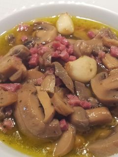 Una foto de Champiñones rápidos con jamón al vino blanco
