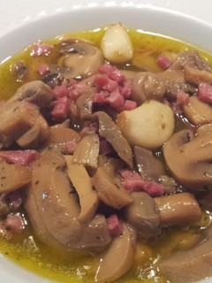 Una foto de Champiñones rápidos con jamón al vino blanco