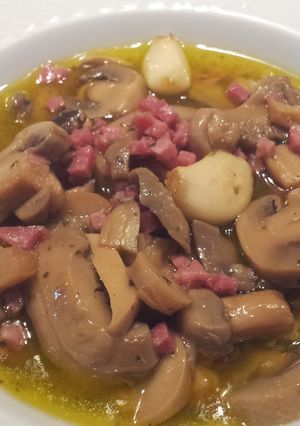 Una foto de Champiñones rápidos con jamón al vino blanco