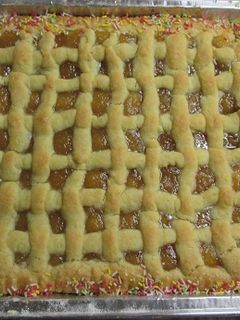 Una foto de Pasta frola con crema de duraznos