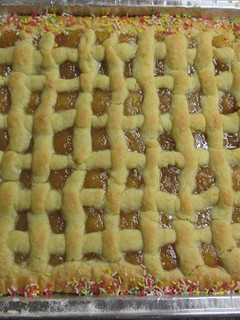 Una foto de Pasta frola con crema de duraznos