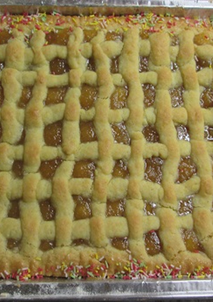 Una foto de Pasta frola con crema de duraznos