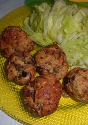 Una foto de Trufas de berenjenas con ensalada