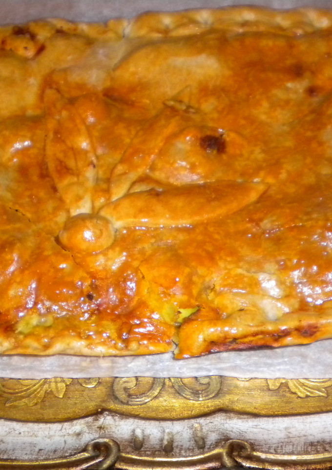 Una foto de Empanada de carne y alcachofas