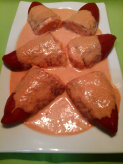 Una foto de Pimientos del piquillo rellenos de jamón