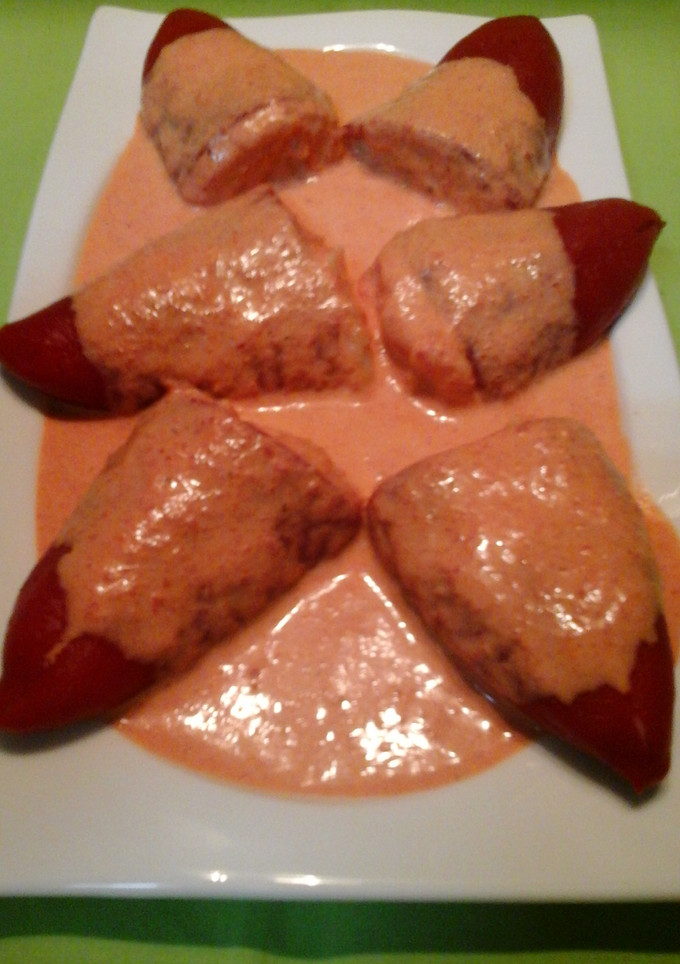 Una foto de Pimientos del piquillo rellenos de jamón