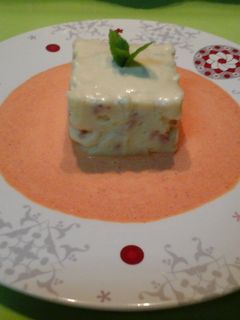 Una foto de Puré de patatas con jamón y salsa de piquillos