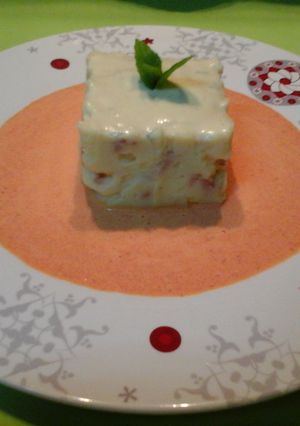 Una foto de Puré de patatas con jamón y salsa de piquillos