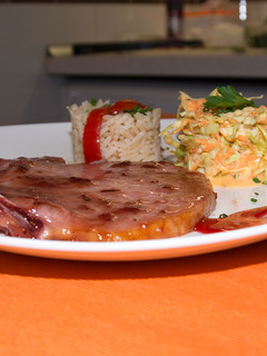 Una foto de Chuletas de sajonia agridulces y ensalada de col