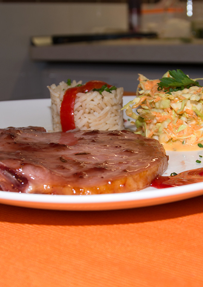 Una foto de Chuletas de sajonia agridulces y ensalada de col