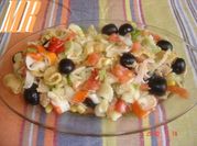 Una foto de ensalada de pasta de tornillos