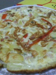 Una foto de Tortilla de papas y vegetales con tocineta