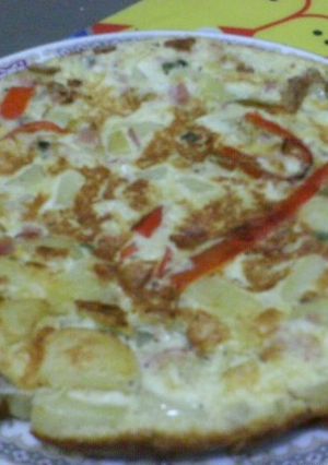 Una foto de Tortilla de papas y vegetales con tocineta