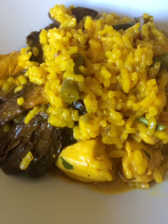 Una foto de Arroz meloso con pollo y guíscanos