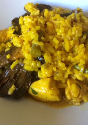 Una foto de Arroz meloso con pollo y guíscanos