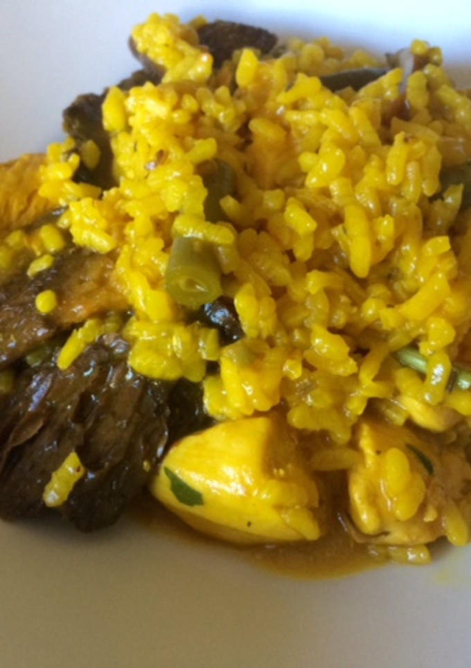 Una foto de Arroz meloso con pollo y guíscanos