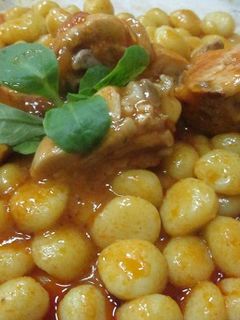 Una foto de Ñoquis con pavo al tomate fresco